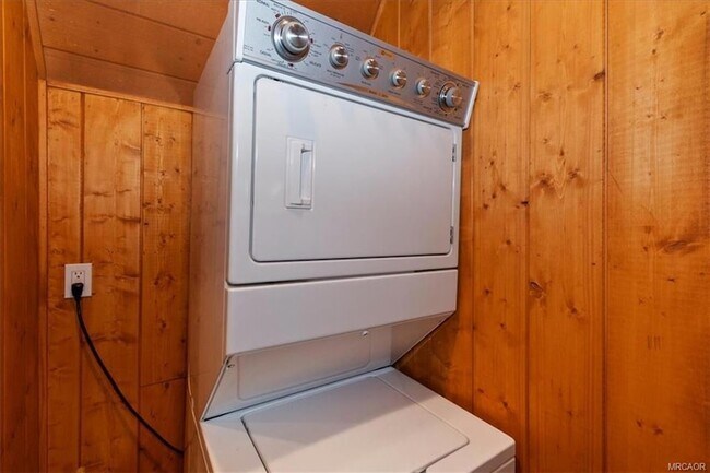 Building Photo - 295 Sunset Dr