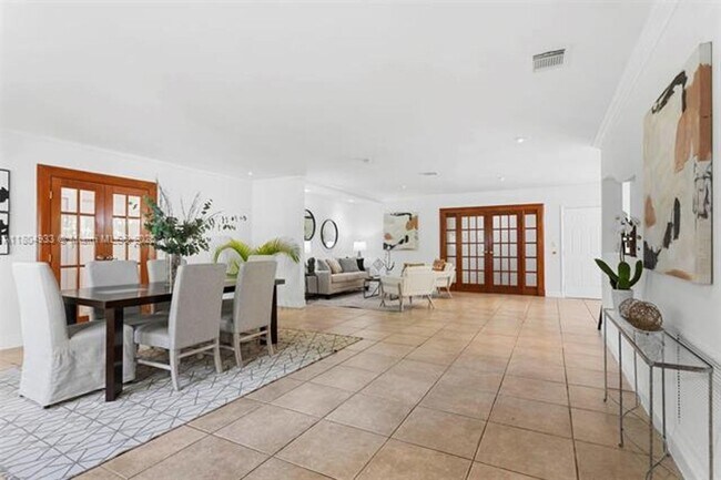 Building Photo - 6140 Pine Tree Dr