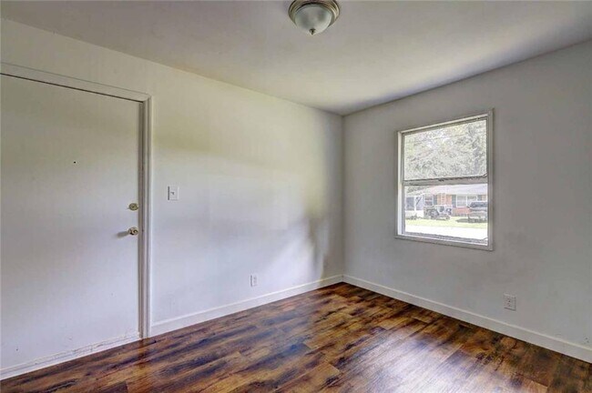 Building Photo - 2423 Thrasher Ave