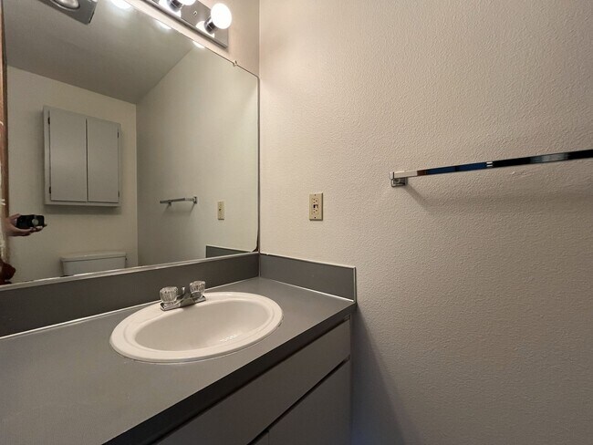 Building Photo - Spacious 2BD/1.5BA Ground-Floor Apartment with Spacious Bedrooms & Modern Kitchen Layout