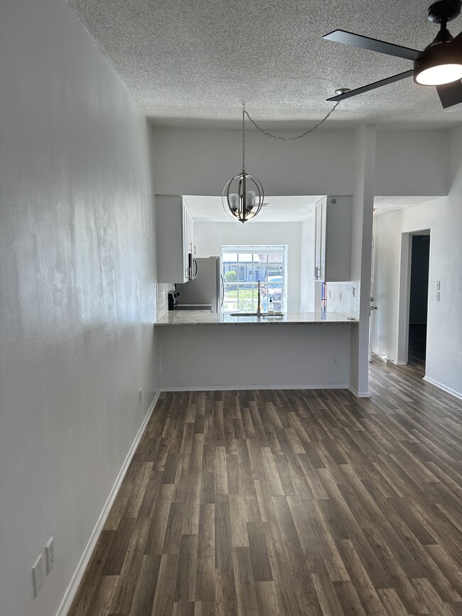 Building Photo - 7355 Parkside Villas Dr N