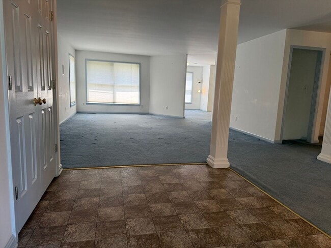 Building Photo - 3 bedroom 2.5 bath house with basement