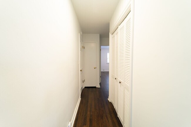 Building Photo - Newly Remodel Home in West Hills!