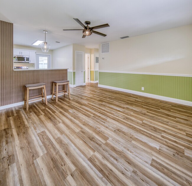 Building Photo - 241 NE 40th Ct