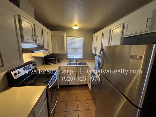 Building Photo - 2 Bedroom, 2 Bath Sabino Canyon Townhouse ...