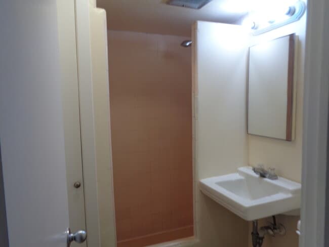 Building Photo - 2 Bed/1 Bath unit on Cleghorn St in Waikiki
