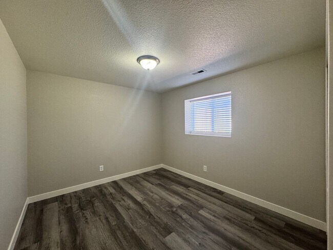 Building Photo - Updated 5 Bedroom Home