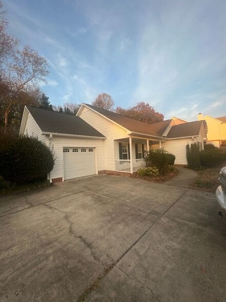 Building Photo - 2721 Bridgeport Dr