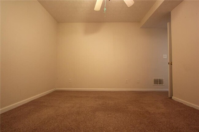 Building Photo - 818 Springlake Rd