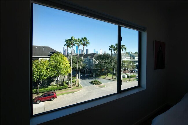 Building Photo - 511 Memorial Heights Dr