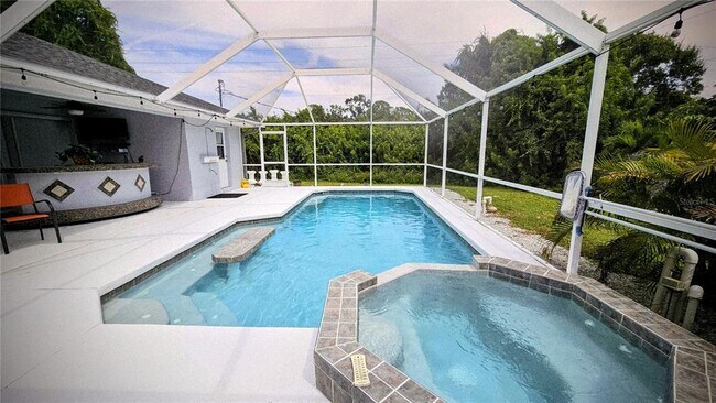 Building Photo - 881 Bayshore Dr