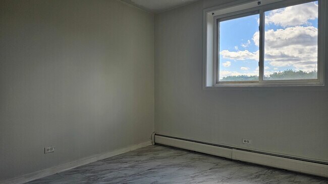 Building Photo - 5011 Valley Ln