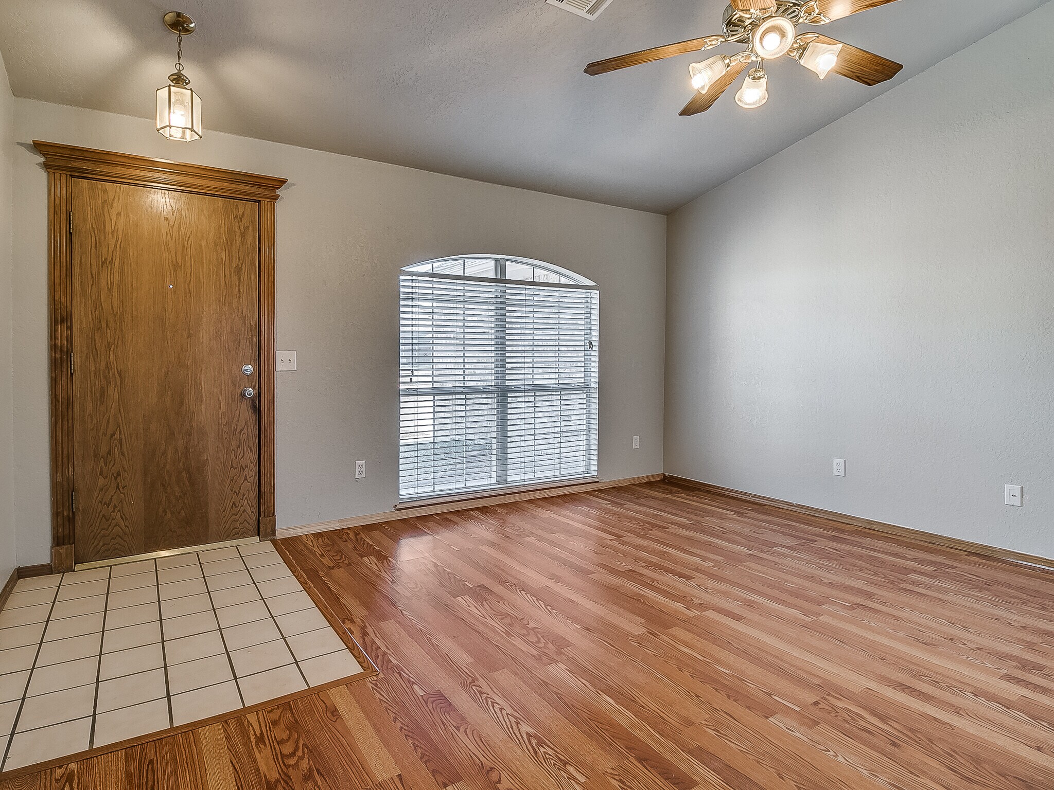 Large windows with nice blinds - 1821 Overland Trail