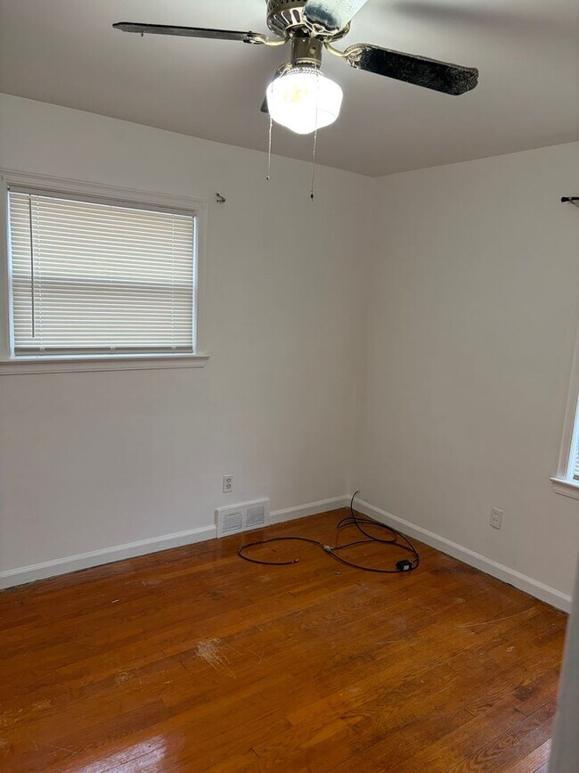 Building Photo - 3 bedroom 1 bath Ranch with basement