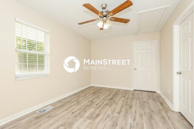 Building Photo - 5 Bedroom Pet-Friendly Home in Knoxville, TN with Main Street Renewal