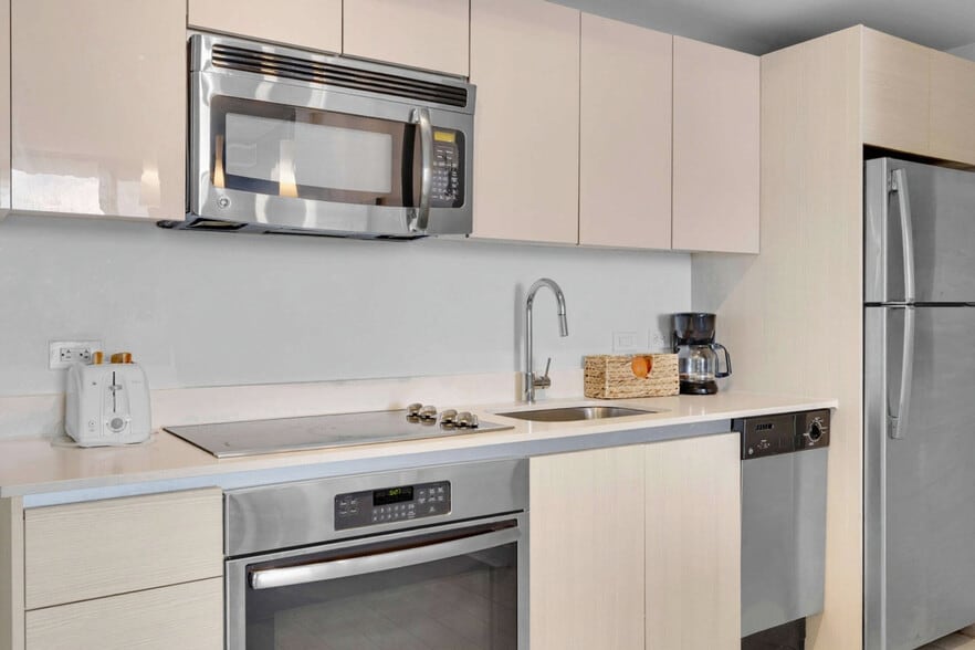 Building Photo - 1180 E Hallandale Beach Blvd