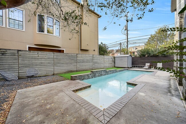 Building Photo - 320 Detering St