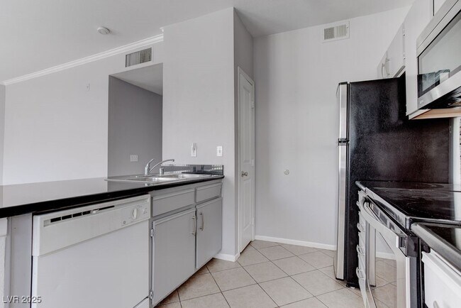 Building Photo - 2900 Sunridge Heights Pkwy