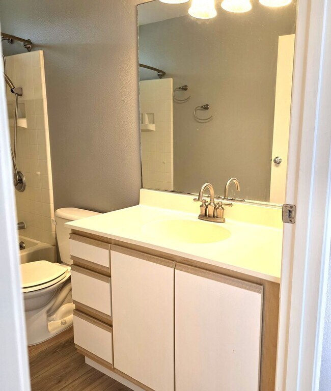 Building Photo - Crescent Lane Townhouse - 1 bedroom, 1 bath, 2 parking!