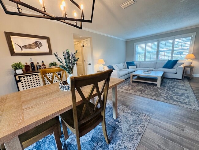 Building Photo - 13926 Sunset Dr