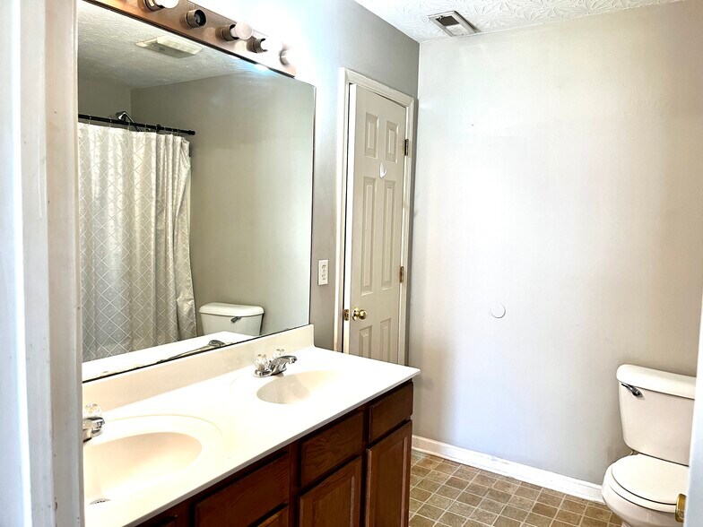 Building Photo - 2317 Lonan Ct