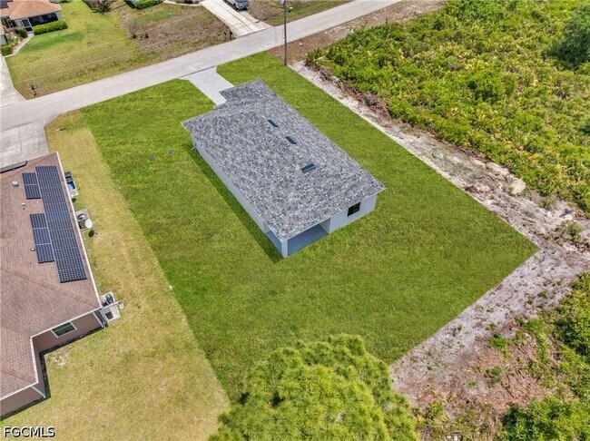 Building Photo - 752 Breamer Ave S