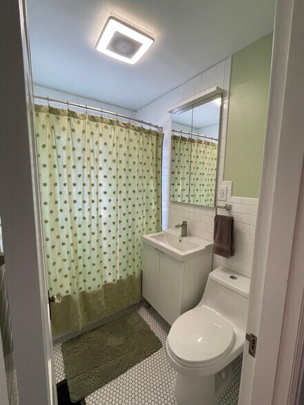 Bathroom - 941 Broadmoor Dr