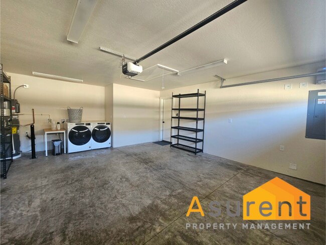 Building Photo - Beautiful fully furnished, single level 3 ...