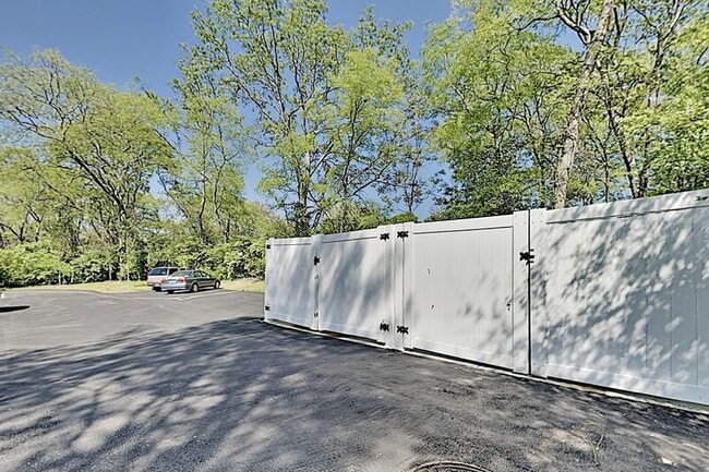 Building Photo - Newer Construction Townhome in Madison