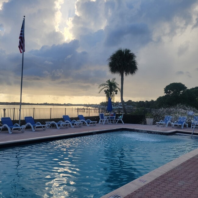 Building Photo - 825 Center St