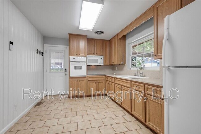 Building Photo - 1917 Sharon Rd