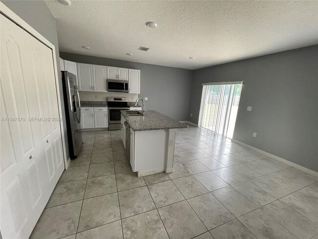 Building Photo - 982 SW Commonwealth Rd