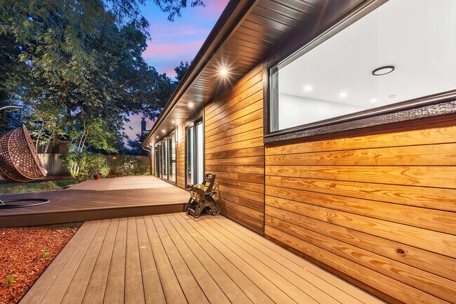 Building Photo - 623 Echo Ln