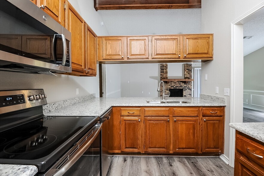 Building Photo - 7401 Meadow Creek Dr
