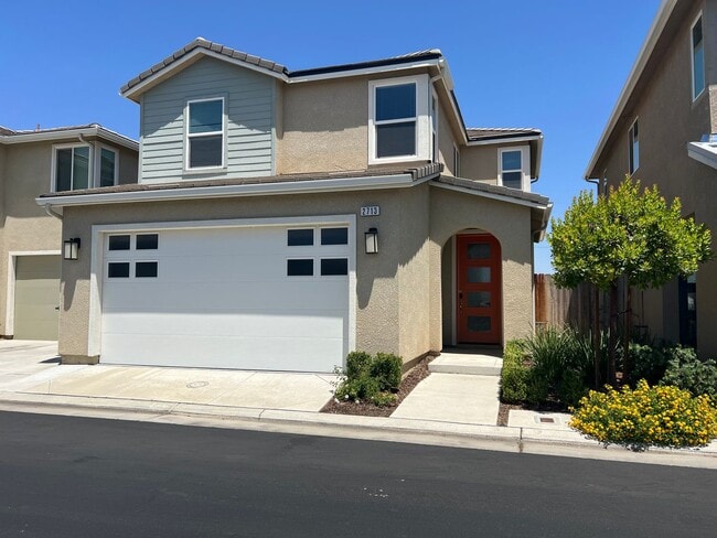 Building Photo - modern 3-bedroom, 2.5-bathroom home locate...