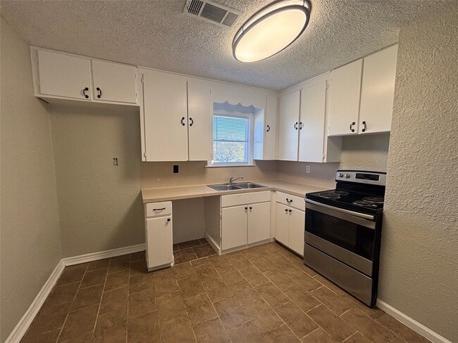 Building Photo - 3010 Jefferson Dr