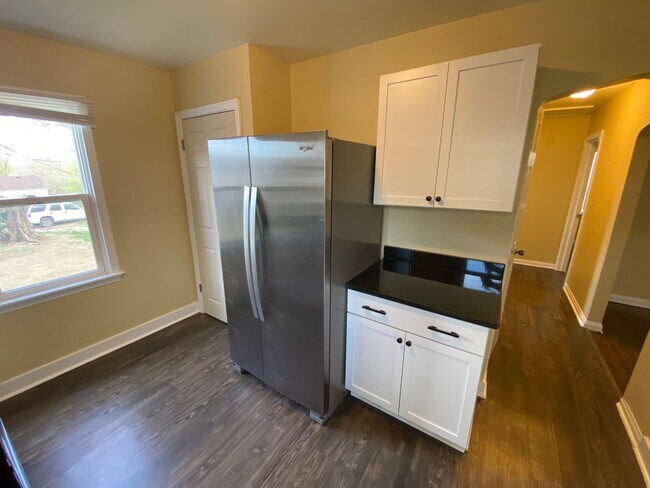 Building Photo - 2 Bedroom House- Beautiful Kitchen!!