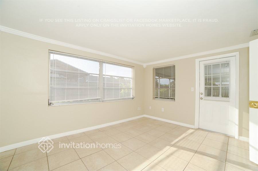 Building Photo - 3910 Glissade Dr