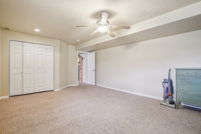 Building Photo - 340 W Wrathall Ln