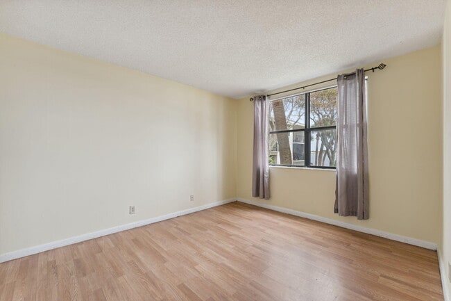 Building Photo - 734 Executive Center Dr