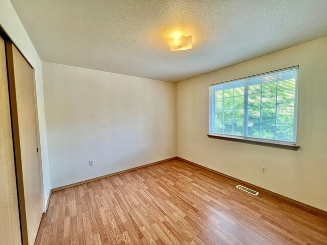Building Photo - Spacious 4 BD + Den