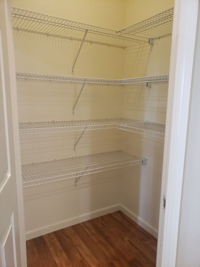 Building Photo - Stunning 4 Bedroom Home w/ Garage