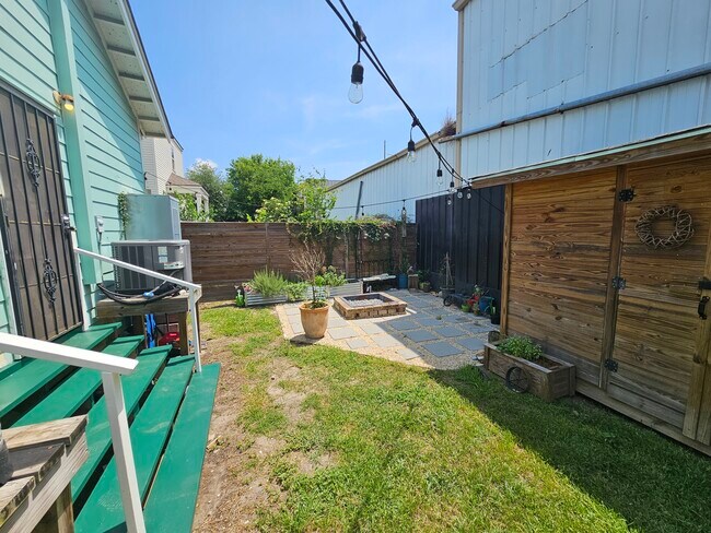 Building Photo - 536 S Telemachus St