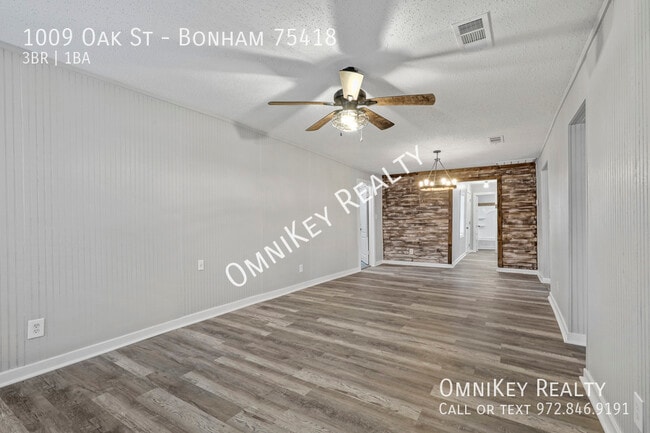 Building Photo - 1009 Oak St