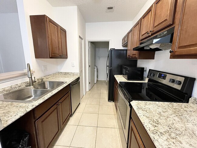 Building Photo - 2516 Grassy Point Dr