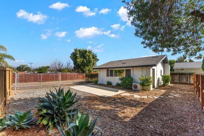 Building Photo - 8420-8424 Dallas St