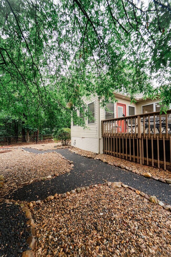 Building Photo - Charming 3 bedroom, 2 bathroom located in the picturesque Hot Springs Village