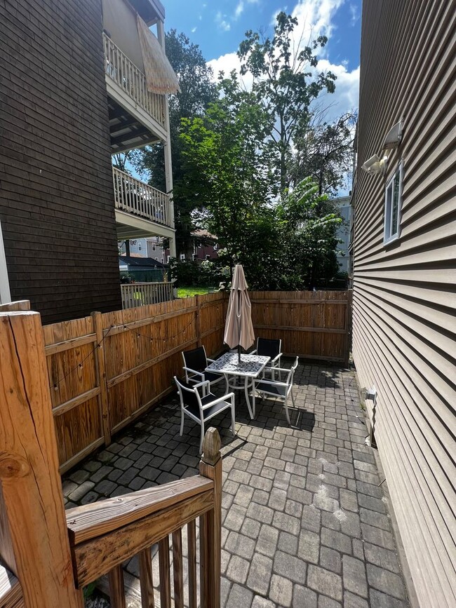 Building Photo - Beautiful, Completely Renovated Condo Qual...