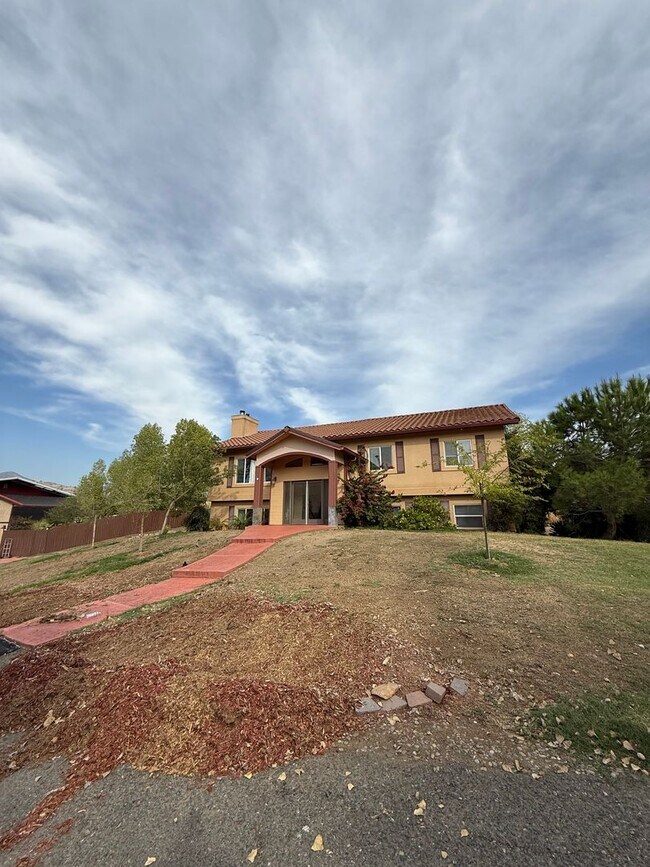 Building Photo - Huge 5 bedroom Home in Scenic Setting
