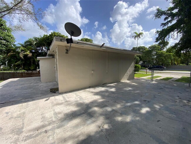 Building Photo - 5321 SW 67th Ave